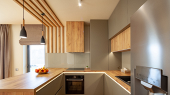 Beautiful,Grey,Modern,Kitchen,In,A,Luxury,Apartment,With,Stainless