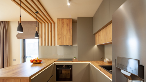 Beautiful,Grey,Modern,Kitchen,In,A,Luxury,Apartment,With,Stainless